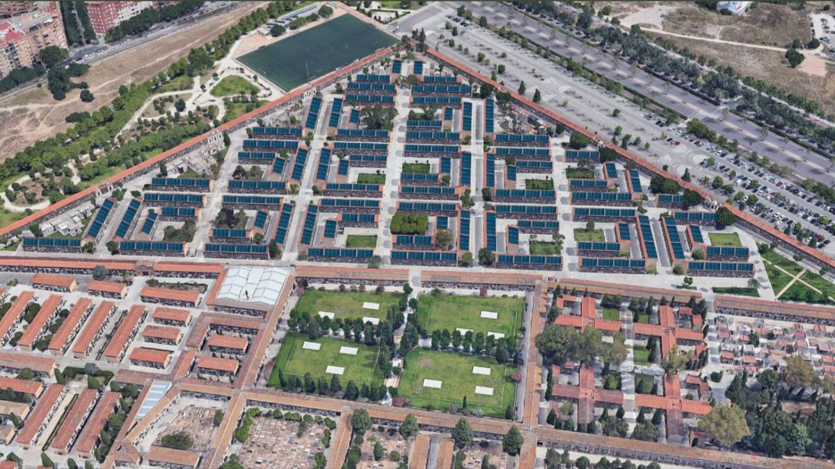 Placas solares en el tejado del cementerio de València