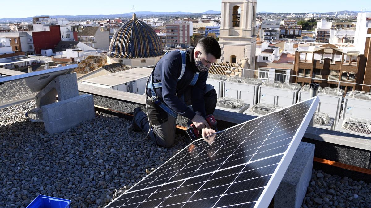 Placas solares en el tejado de un edificio de Paiporta