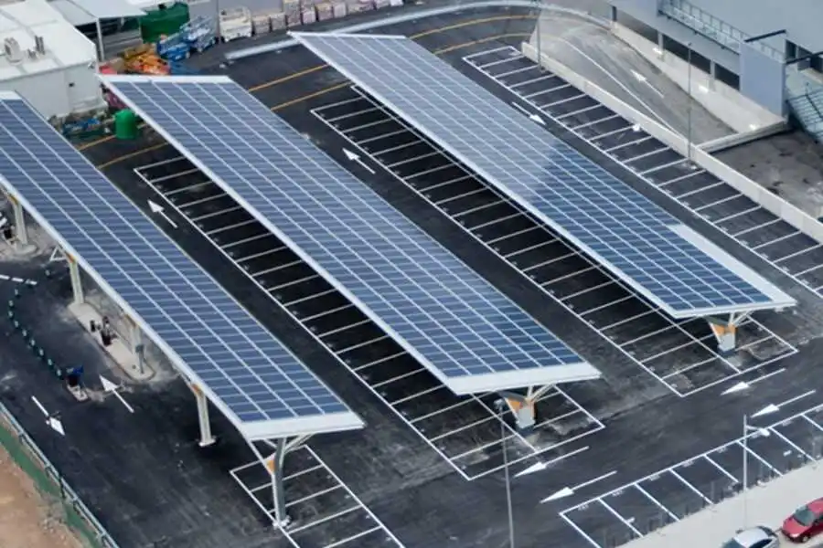 Plaques solars als teulats de les places d'un aparcament a l'aire lliure