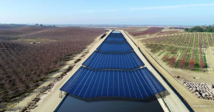 Placas solares encima de un embalse