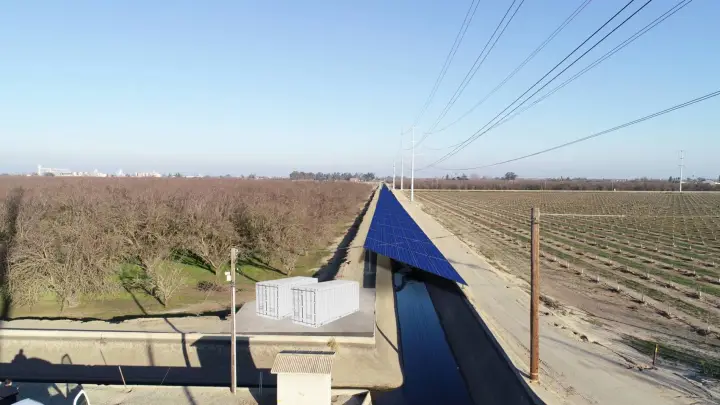 Placas solares encima de un canal de agua