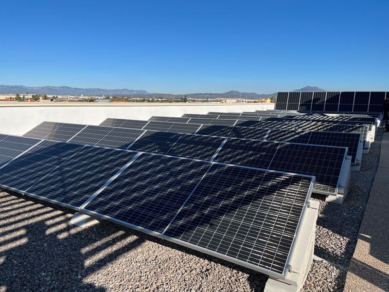Más placas solares en el tejado de un instituto